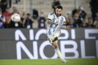 Con su gol 800 a cuántos quedó Messi del máximo goleador de la historia
